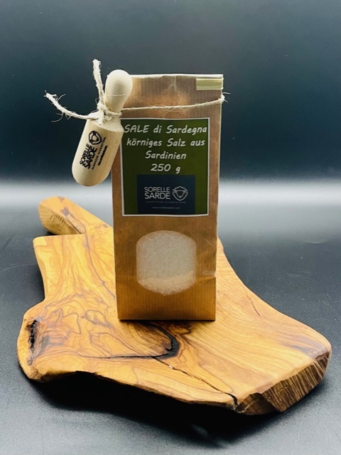 Sale di Sardegna - körniges Salz aus Sardinien - 250 g mit Gewürzschaufel aus Holz 7,5 cm